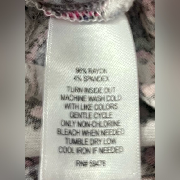 Women's Patterned V-Neck Top Artisan NY Size 1X - Picture 5 of 5